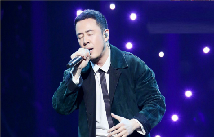 杨坤陶醉唱歌