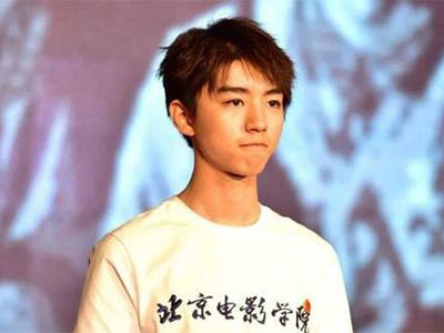 北电开学王俊凯低调现身 关晓彤则晒出自己班级照