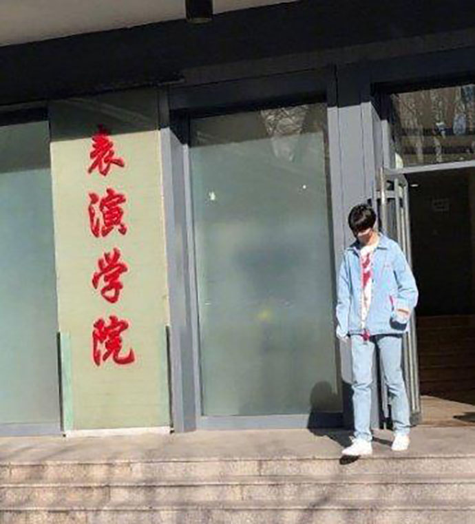 王俊凯独自报道
