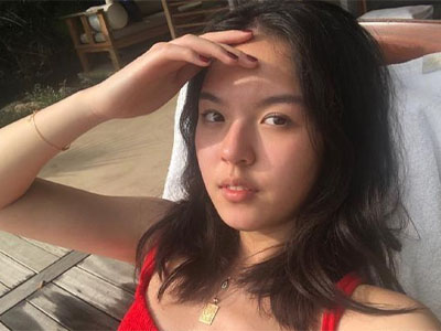 李咏女儿晒泳装照 妈妈哈文转发并称春假愉快