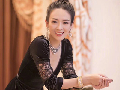 章子怡给女儿擦嘴,褪尽铅华转型成功国际章成平凡母亲