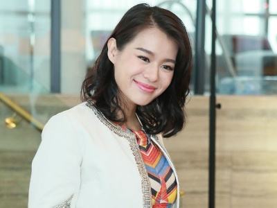 胡杏儿晒合影三大视后同框 网友称仿佛时光倒流
