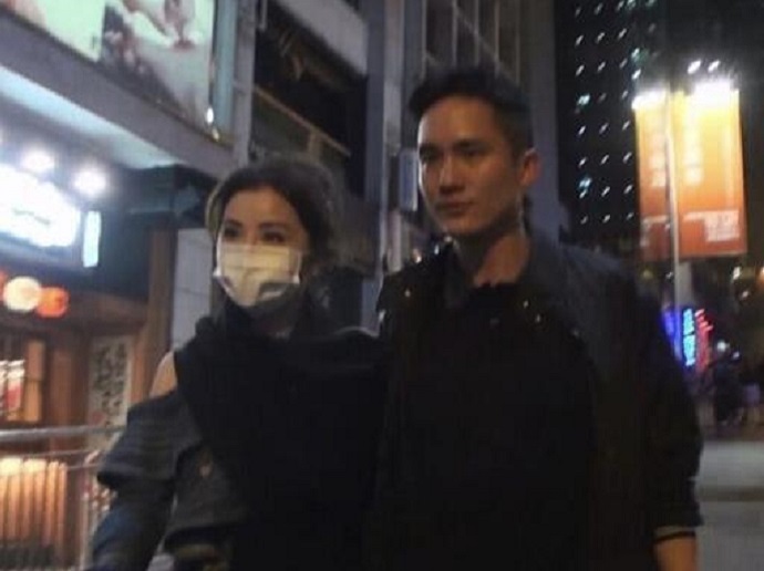 蔡卓妍深夜和男友手牵手