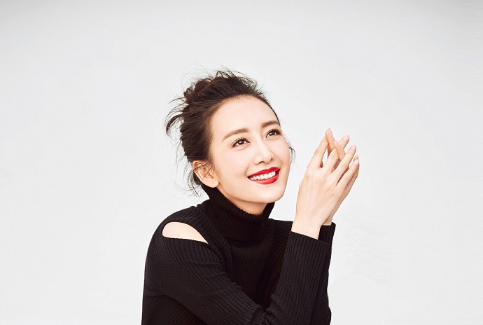 王鸥烈焰红唇