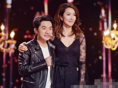 王祖蓝晒女儿百日照，众星拱月享受公主般待遇
