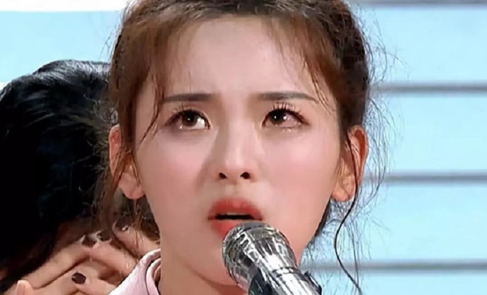 杨超越哭