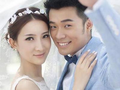 陈赫一家三口游玩迪士尼 女儿搂怀中尽显父爱