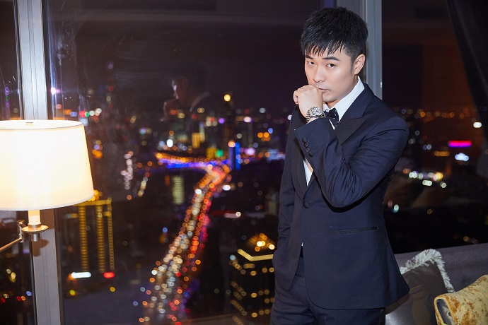 陈赫身穿西装，一本正经的他还是很帅的