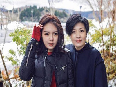 李咏女儿法图麦晒度假照 母亲哈文有爱互动早已走出心中阴影