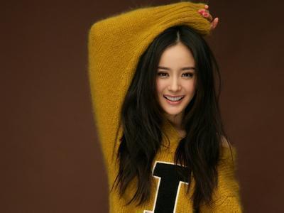 杨幂首演爱国题材文艺片 旗袍凸显完美身材