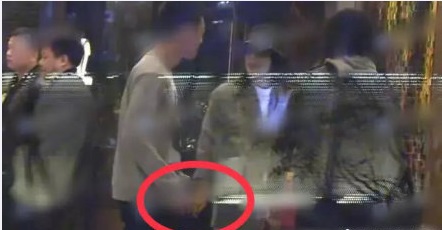 秦岚被拍到与一名男子牵手