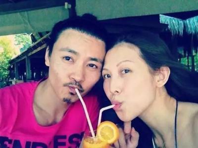 网友偶遇张晋蔡少芬路边吃东西 两人动作亲密接地气羡煞网友