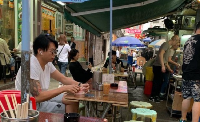 张晋在吃东西，妻子蔡少芬一旁拍张晋