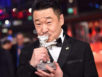 王景春晒五级焊工证 调侃是被演艺事业耽误的电焊工