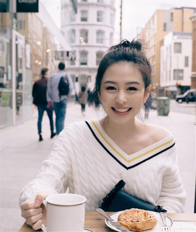 邱淑贞女儿沈月丸子头，显得非常可爱