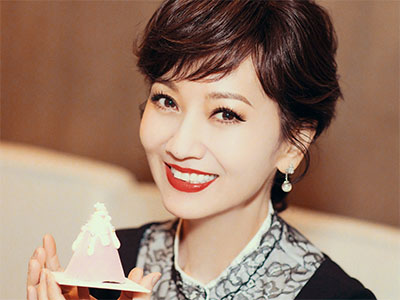 65岁赵雅芝与刘涛赵丽颖并列最美女星 女神从不惧年龄和出身
