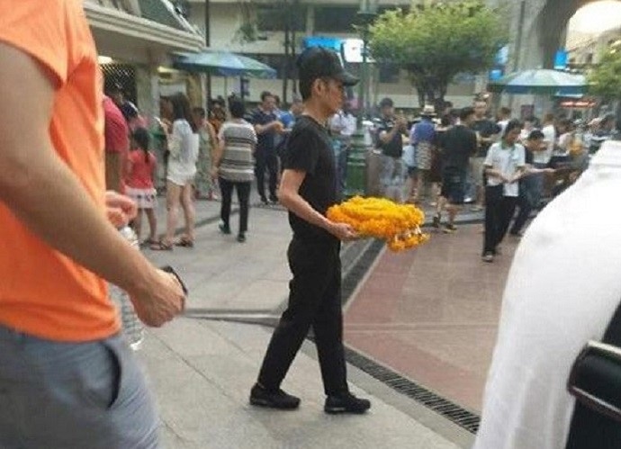 李维嘉泰国拜佛图