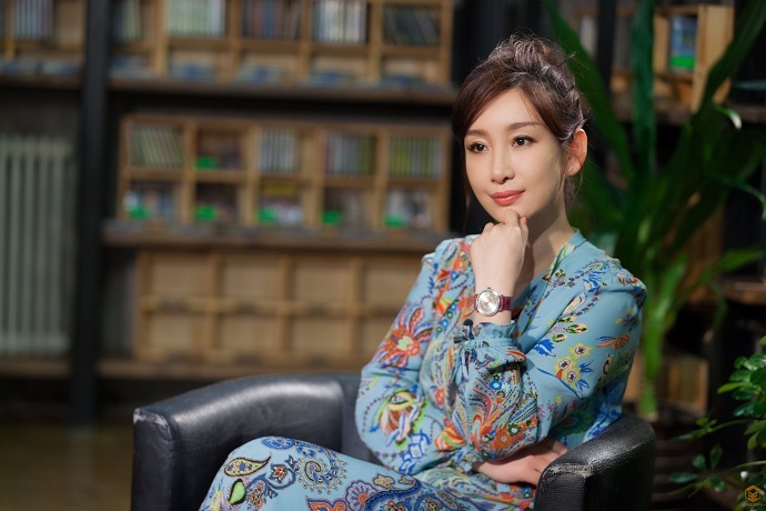 秦海璐在接受采访，头发扎起来无时无刻透露着知性