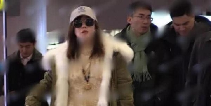 薛佳凝戴着墨镜跟一男子走得很近