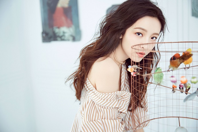 吴倩性感不失端庄