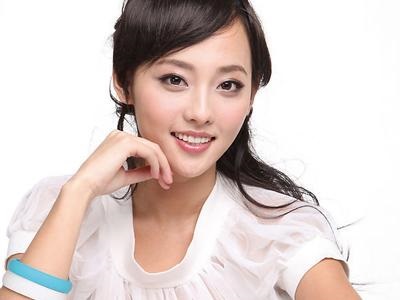 张嘉倪亮相巴黎时装周 无修图抢镜吓坏网友