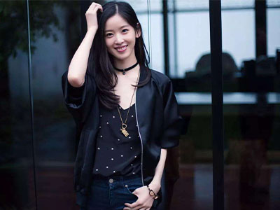 章泽天辟谣离婚后首次现身 和李昕同框依旧如同小女生