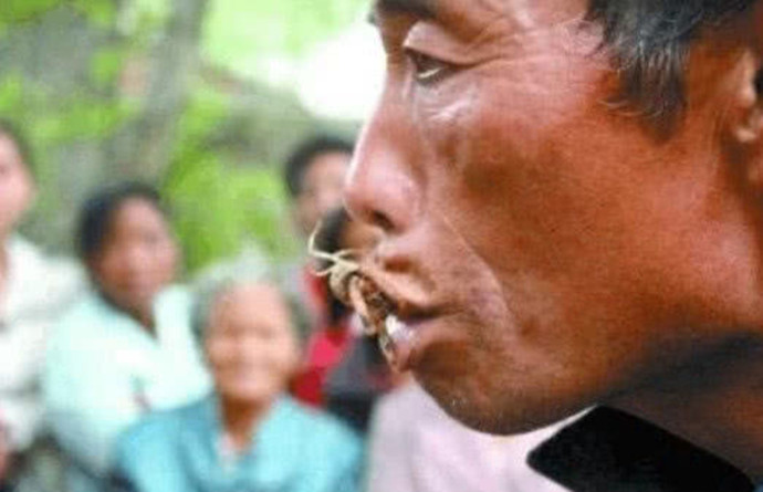 男子吃蝎子