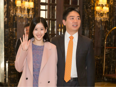 章泽天辟谣离婚后首现身 “刘强东风波”后状态不错
