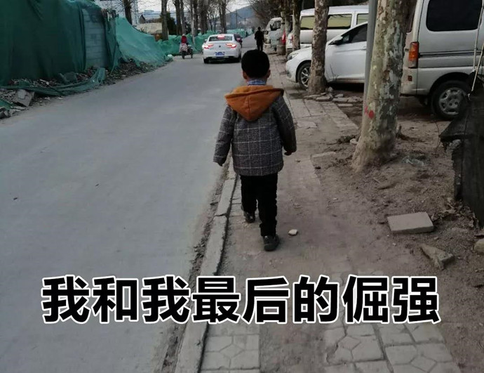 民警护送萌娃