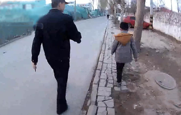 民警护送萌娃