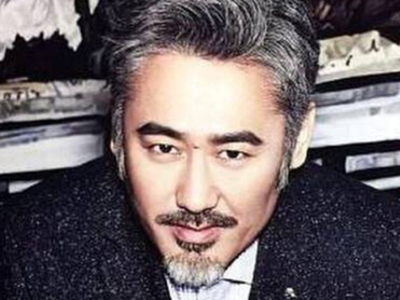 吴秀波近照曝光 与好友聚餐春风得意还是形单影只衣着寒酸?