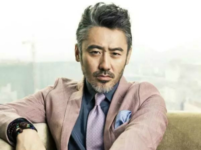 吴秀波近照曝光 满头白发腿脚走路不便：疑似婚变？