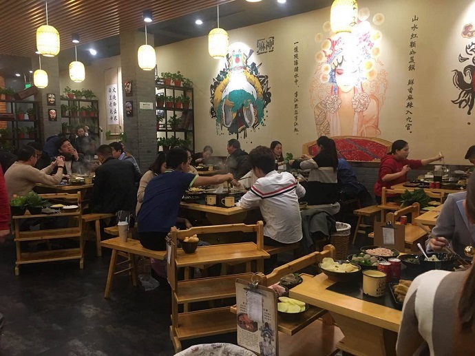 一家人喜欢围坐在一起享受火锅的感觉
