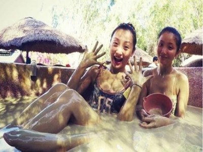 这个温泉的水脏如泥水 却受大量女性游客的喜爱