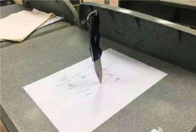 插一把刀看起来还真的是看起来可怕