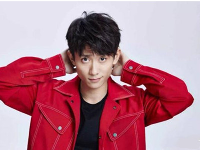 张一山饰演的韦小宝造型曝光 暗红色的清宫装气势如虹