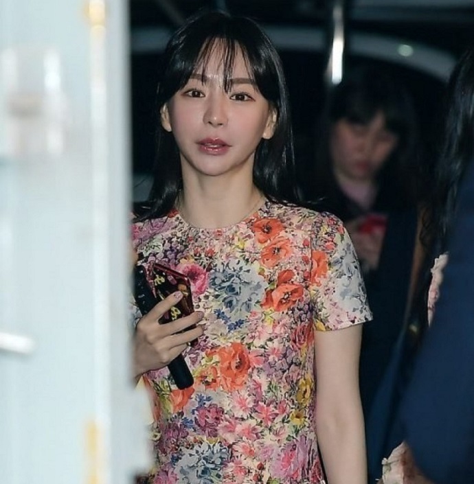黄荷娜