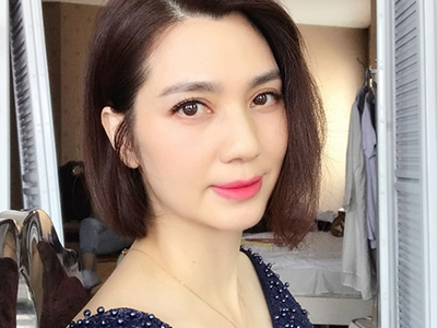 洪欣风波后首现身 妆容精致举止优雅忙着赚钱无暇他顾