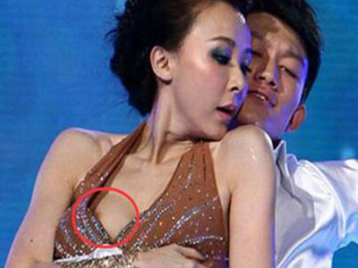 女明星露点遭拍好尴尬 网友留言称人难免有窘态的时候