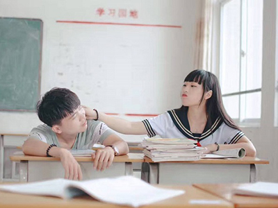 6年级男生暗恋作文 文笔逆天网友笑哭她就是我的光