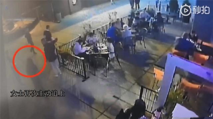 刘某追上前