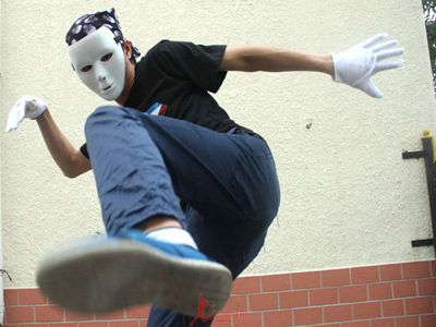 揭秘非洲鬼步舞叫什么 网友戏称这就是烫脚式抖腿