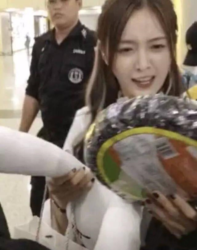 粉丝送吴宣仪紫菜