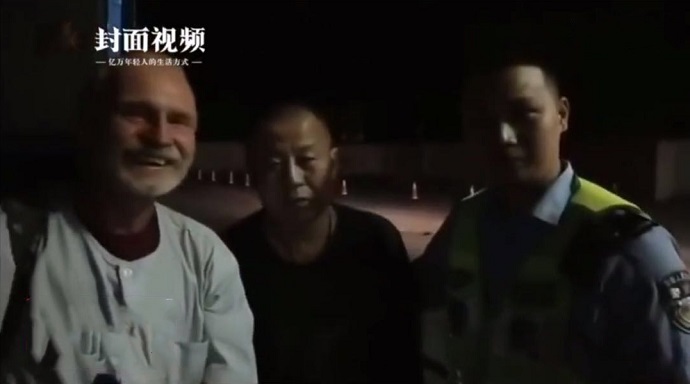 交警和穷游中国的俄罗斯男子和好心路人合照