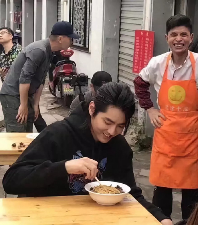 吴亦凡在面馆吃面