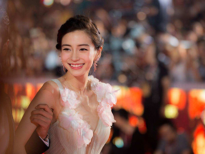 Angelababy眼睛被调侃成某猫精灵 粉丝表示杨颖看到想打人