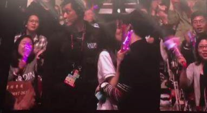 周杰伦演唱会男粉求婚