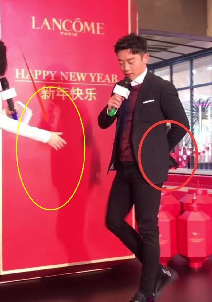 郑恺拒绝和主持人握手