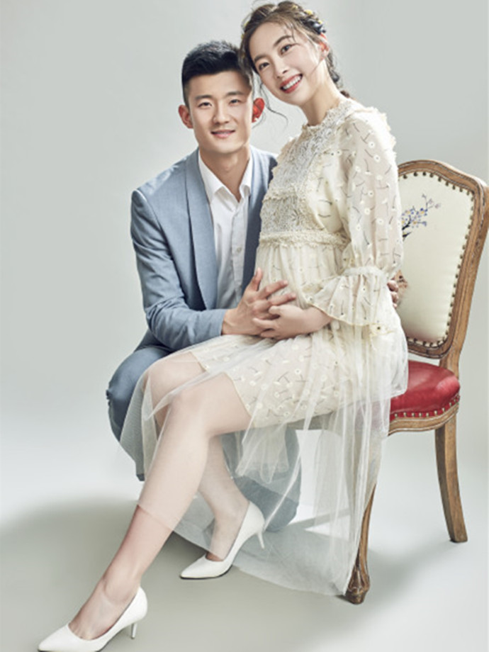谌龙与准妈妈的合照