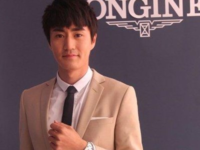 杨玏米露恋情 深夜十指相扣回酒店疑似假戏真做